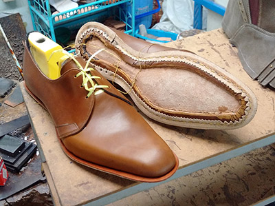Différentes étapes du processus de fabrication de chaussures à la main